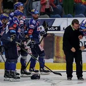 Ošetření zraněného Matyáše Filipa na ledové ploše za dohledu ostatních spoluhráčů při hokejovém utkání Rytířů Kladno, Chomutov, 2021