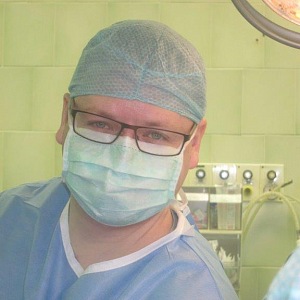 Doc. MUDr. Petr Fulín, Ph.D. na operačním sále před svou první operací, FN Motol, 2007.