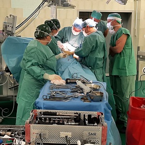 foto z operačního sálu, kde jako instruktor Doc. MUDr. Petr Fulín, Ph.D. operuje endoprotézu ramenního kloubu v rámci mezinárodního operačního kurzu, FN Motol, 2019.