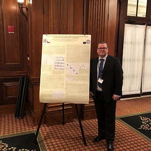 Doc. MUDr. Petr Fulín, Ph.D. s vítězným posterem na téma životnosti kloubních náhrad na konferenci ve Philadephii, USA, 2019.