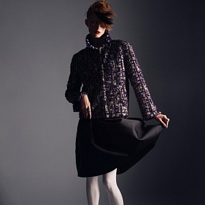 Žena v modelu Chanel Haute Couture Fall 2020