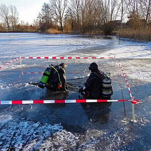 Potápění pod ledem je pro odvážné nátury!