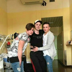 Daniel v nemocnici s přáteli v roce 2017.