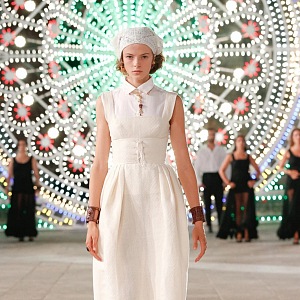 Žena v bílých šatech Dior