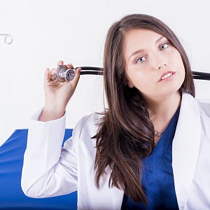 Lékařka se stetoskopem