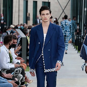 Muž v modrém obleku Dolce & Gabbana