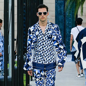 Muž v modrém outfitu Dolce & Gabbana Spring Summer 2021