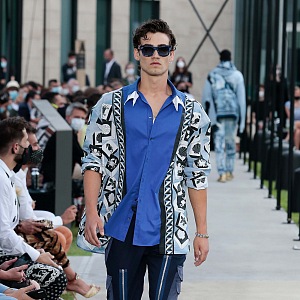Muž v modrém outfitu Dolce & Gabbana Spring Summer 2021