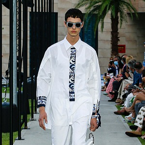 Muž v bílém obleku Dolce & Gabbana