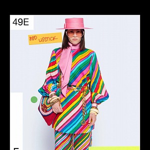 Žena v barevném modelu Gucci Resort 2021