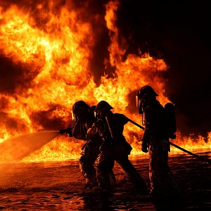 Hasiči bojují s požárem