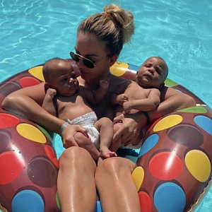 Simona s dětmi v bazénu.
