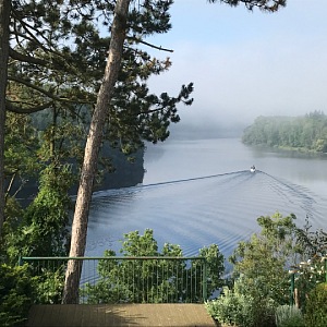  Oblíbený výhled Jiřího Drahoše na Kamýckou přehradu z terasy jeho chaty
