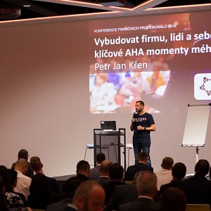 Petr Jan Křen na přednášce Vybuduj sebe, vybuduj lidi, vybuduj byznys, FINfest 2019
