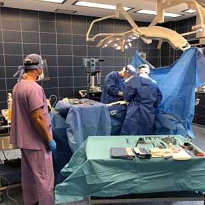Plastický chirurg Ján Pilka se soustředí při operaci.