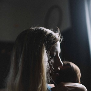 Žena s dítětem ve stínu.