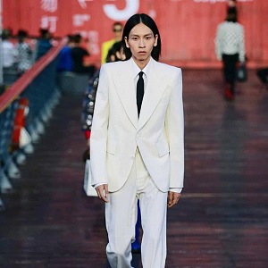 Muž v bílém obleku Louis Vuitton SS 2021