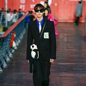 Muž v černém obleku Louis Vuitton SS 2021