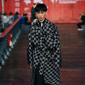 Muž v kostkovaném kabátě Louis Vuitton SS 2021