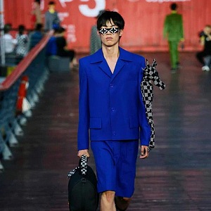 Muž v modrém obleku Louis Vuitton SS 2021