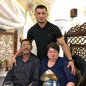 Rodiče jsou v Uzbekistánu.