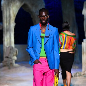 Muž v barevném modelu Versace SS2021
