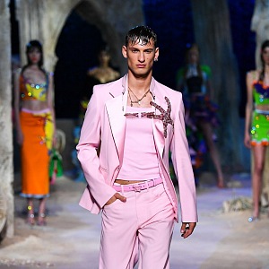 Muž v růžovém obleku Versace SS2021