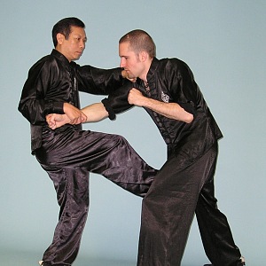 Pavel Macek při nácviku sebeobranných technik s Lam Chun Sing Sifu