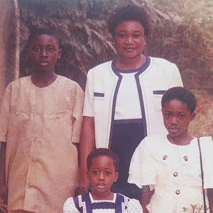 Patrice a jeho rodina v Ghaně. 