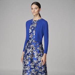 Žena v modrých květovaných šatech