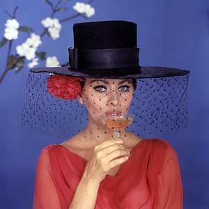 Sophia Loren se skleničkou