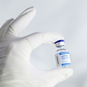 Ampulka s vakcínou proti onemocnění SARS-COV 2