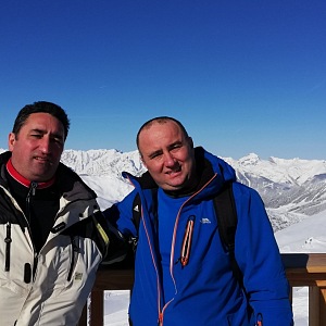 S bratrem na lyžích v Rakousku. 