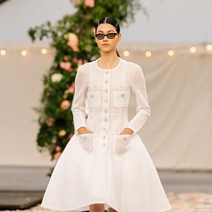 Žena na přehlídce Chanel haute couture Spring 2021