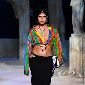 Žena v barevném modelu Versace SS2021