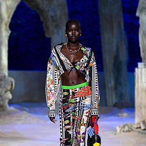 Žena v barevném modelu Versace SS2021