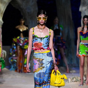 Žena v barevných šatech Versace SS2021