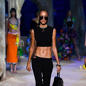 Žena v černém modelu Versace SS2021