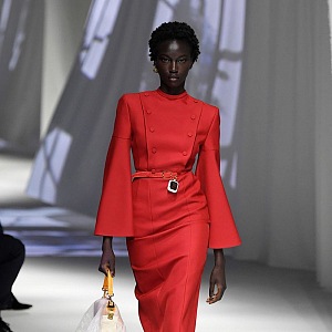 Žena v červených šatech Fendi SS2021