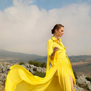 Žena ve žlutých šatech Elie Saab