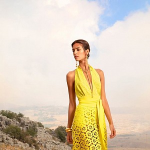 Žena ve žlutých šatech Elie Saab SS2021