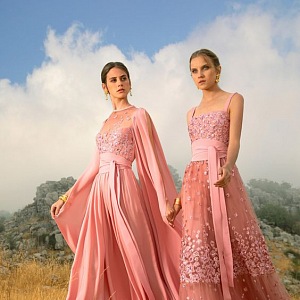Ženy v růžových šatech Elie Saab SS2021