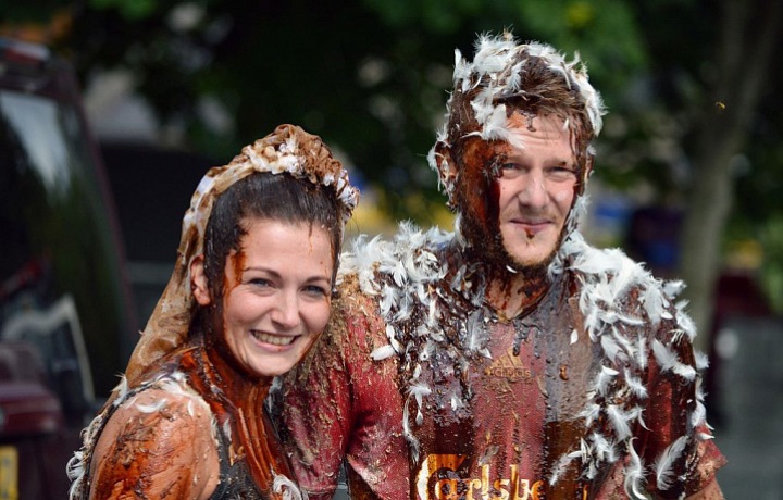 Nejbizarnější svatební tradice světa