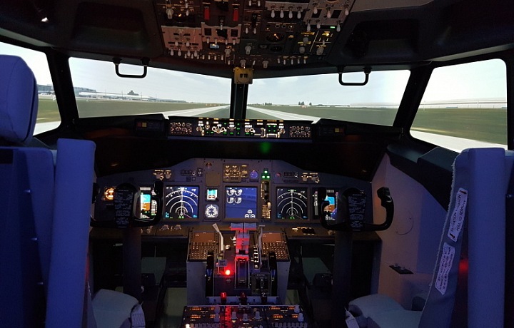 Kokpit v simulátoru Boeingu 737 NG