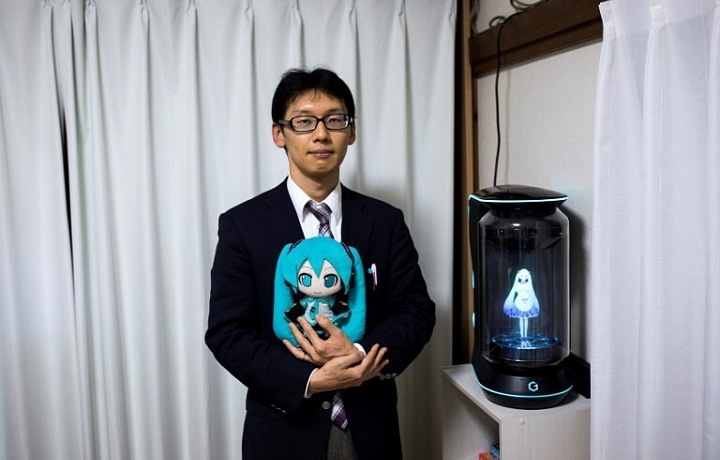 Akihiko Kondo and Miku