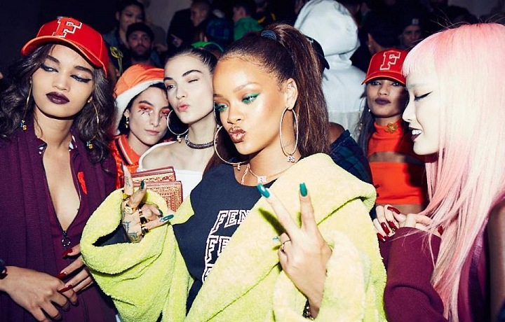 Rihanna pózuje tak, jak to umí!