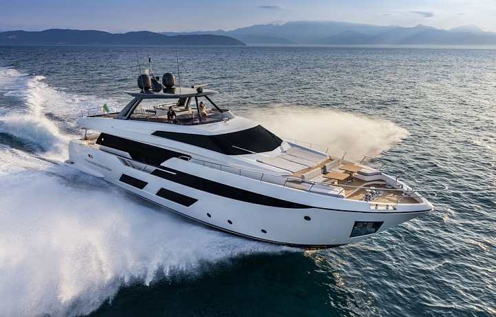 Jachta Ferretti 920