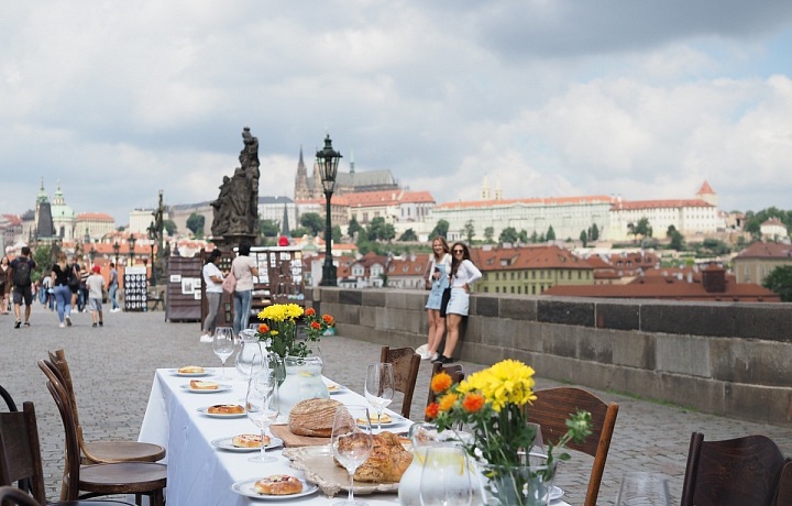 V úterý bude stůl prostřen přes celý Karlův most. 