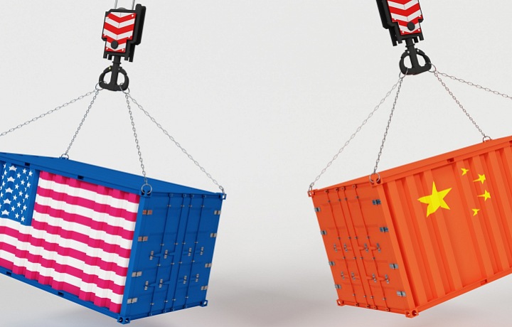 Obchodní válka mezi velmocemi způsobuje oběma ekonomikám obtíže