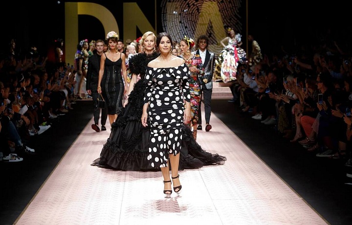 Monica Belluci na přehlídce Dolce & Gabbana SS19